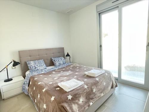 菲内斯特拉特Apartamento Campana Bay con vistas a Benidorm的一间卧室设有一张床和一个大窗户