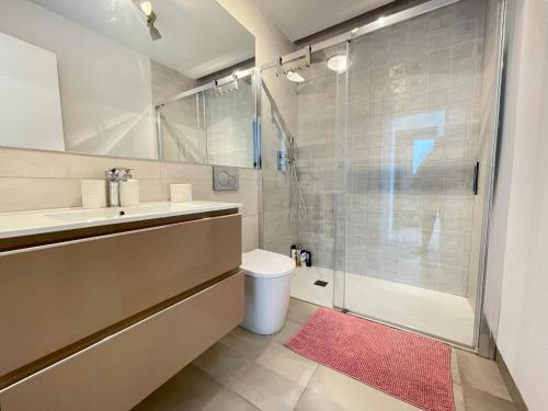 菲内斯特拉特Apartamento Campana Bay con vistas a Benidorm的带淋浴、盥洗盆和卫生间的浴室