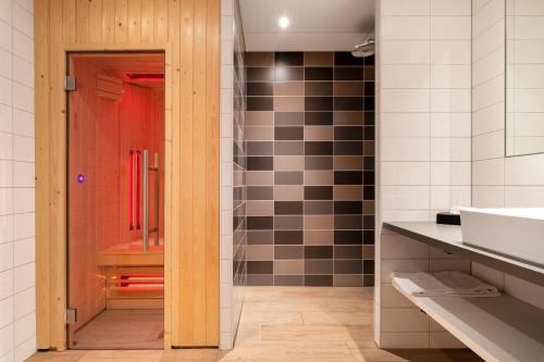恩斯赫德U Parkhotel的一间带水槽和红色门的浴室