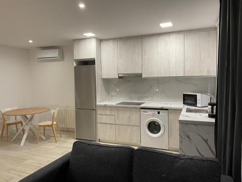 巴塞罗那巴塞罗那公寓 - 伊比利亚的厨房配有洗衣机和桌子