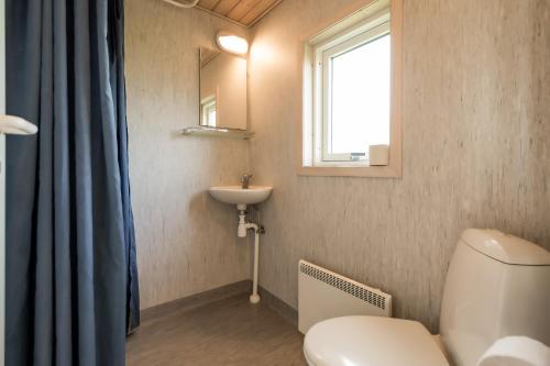 博恩瑟First Camp Bogense Strand Camping & Cottages的一间带卫生间、水槽和窗户的浴室