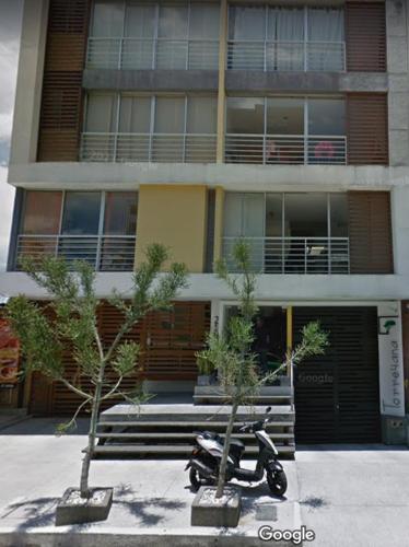 亚美尼亚Habitación en apartamento familiar的停在大楼前的摩托车