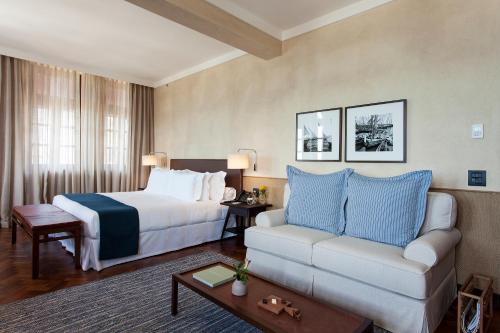 萨尔瓦多Hotel Fasano Salvador的酒店客房,配有床和沙发