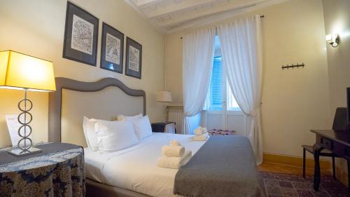 罗马MGPGroup Guest House Piazza Navona的一间卧室,床上有泰迪熊