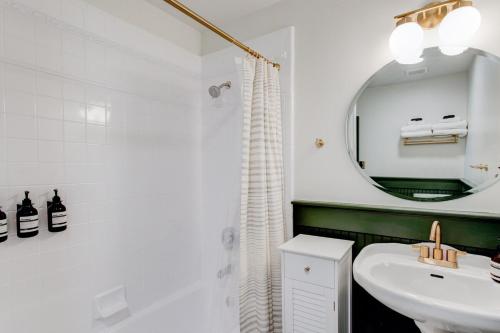 史普林维尔Suite 2 Historic Art City Inn的白色的浴室设有水槽和镜子