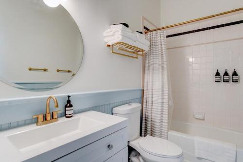 史普林维尔Suite 3 Historic Art City Inn的一间带水槽、卫生间和镜子的浴室