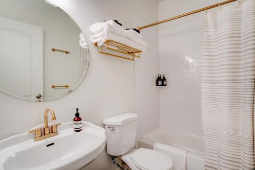 史普林维尔Suite 5 Historic Art City Inn的白色的浴室设有卫生间和水槽。