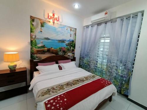 怡保Sweet 3 bedroom home @ Canning Garden, Ipoh的一间卧室配有一张壁画床