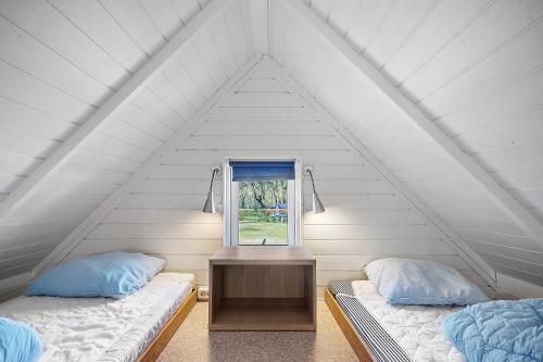 库拉萨First Camp Frigård Camping & Cottages的白色客房的两张床,设有窗户