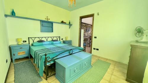 阿拉西奥Ca' del Bosco的一间卧室配有一张带蓝色家具的床,并设有一个门廊。