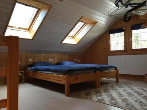 EbnatBrandholz的一间带一张床铺的卧室,位于带天窗的房间