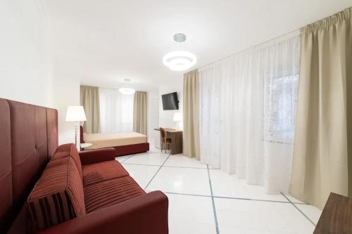 那不勒斯Apartments Hotel Real Suite Napoli Chiaia Mergellina的带沙发的客厅和卧室