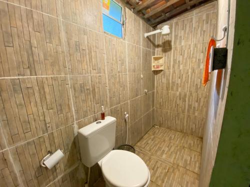 瓜拉米兰加Casa no Sítio的一间带卫生间和窗户的小浴室