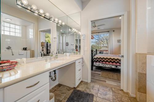 塞多纳Sedona Sunbeam的一间带两个盥洗盆和大镜子的浴室
