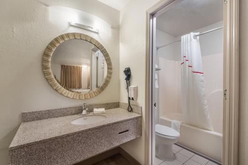 克罗斯维尔克罗斯维尔瑞德如福汽车旅馆的一间带水槽、镜子和卫生间的浴室