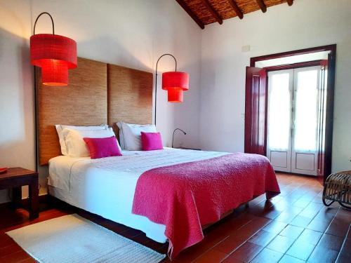圣路易斯Naturarte Campo - Duna Parque Group的卧室配有一张带粉红色枕头的大床