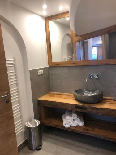 温特维斯霍夫住宿加早餐旅馆的一间带水槽和镜子的浴室