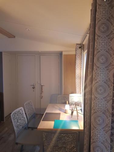 莱马特Mobile-home Bonne -Anse Plage的餐桌、灯和椅子