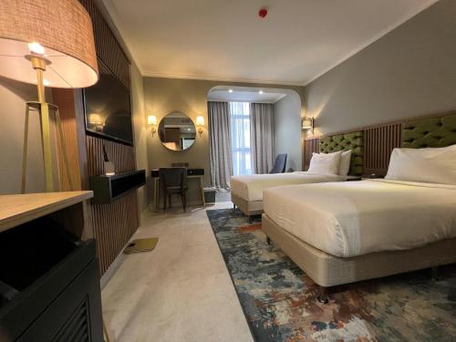 迪拜总统酒店的酒店客房配有两张床和一张书桌