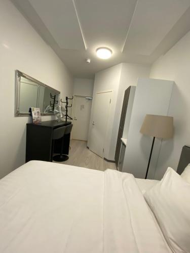 PyhäntäAkselin & Elinan Asema Oy的一间卧室配有一张床、一张书桌和一面镜子