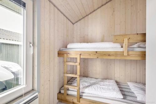 拉科克First Camp Lakolk Strand Camping的小屋内有双层床