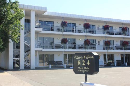 博兹曼Lewis & Clark Motel - Bozeman的前面有标志的建筑