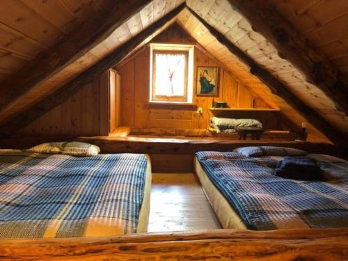博斯克古林Rustico "Casi Hütte"的阁楼间设有两张床,设有窗户