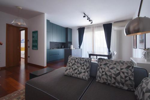 帕多瓦Padova Business Luxury Terrace的带沙发的客厅和厨房