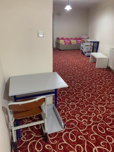 AltındağAmkara apart hostel 5的客房配有书桌、床和地毯。
