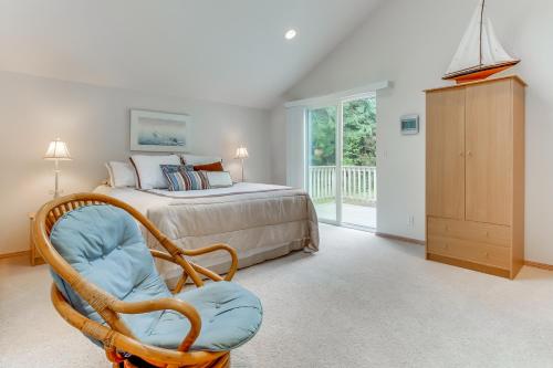 Port StanleyShoal Bay Luxury Home的卧室配有床、椅子和窗户。