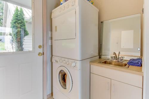Port StanleyShoal Bay Luxury Home的厨房配有洗衣机和烘干机,毗邻水槽