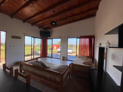 圣洛伦索Casa Nekay的一间带两张床的卧室,位于带窗户的房间内