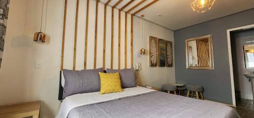圣地亚哥Hotel Voila la Moneda的一间卧室配有一张黄色枕头的床