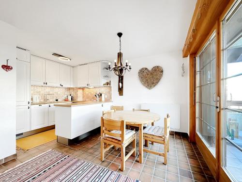 BrusonOur little marmots' dream的厨房配有桌椅和心墙
