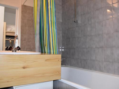 普拉洛尼昂拉瓦努瓦斯Appartement Pralognan-la-Vanoise, 2 pièces, 4 personnes - FR-1-464-92的带浴缸、水槽和淋浴的浴室