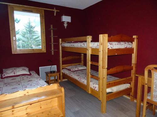 普拉洛尼昂拉瓦努瓦斯Appartement Pralognan-la-Vanoise, 3 pièces, 6 personnes - FR-1-464-78的一间卧室设有两张双层床和一扇窗户。