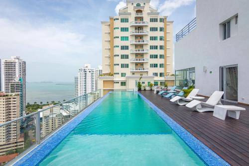 Loma del NaranjoBoutique Apartments Panamá Marbella的大楼阳台上的游泳池