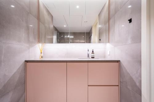 塔林Fabulous Location Apartments Deluxe的一间带水槽和镜子的浴室