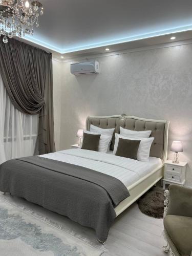文尼察Sobor的一间卧室配有一张大床和一个吊灯。