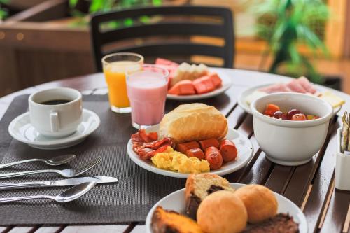 塔瓜汀加Play Hotel Águas Claras的餐桌上摆放着早餐食品和饮料