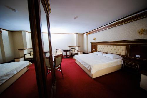 雅西Cazare Plopii fara Sot的酒店客房配有两张床和一张书桌