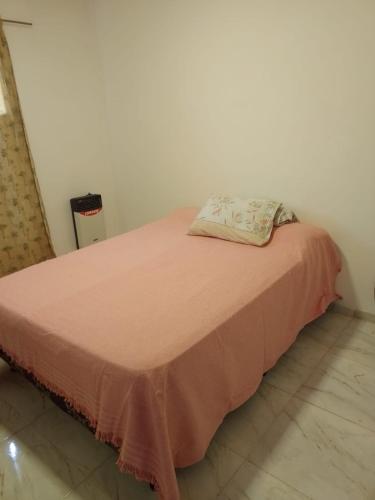 图努扬TUNUYAN Apart的一张床位,位于一间粉红色毯子的房间