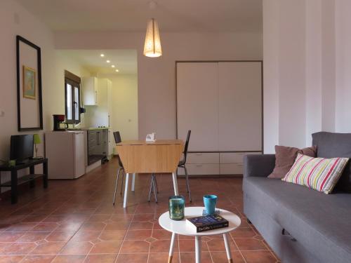 特拉武科新镇Casa Celeste Trabuco的客厅配有沙发和桌子
