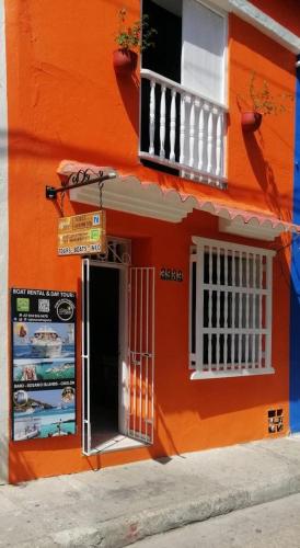 卡塔赫纳Casa 39-33的橙色的建筑,设有门和阳台