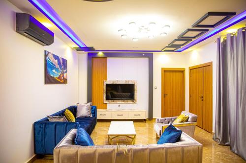 瓦加杜古RESIDENCE KARMA的客厅配有两张沙发和一台电视机