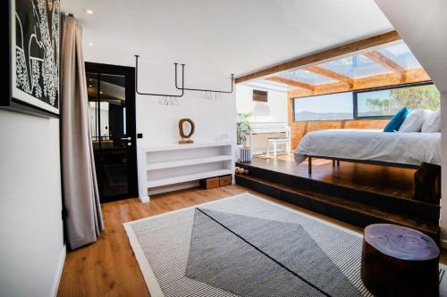 方Sense of Ofir的一间卧室设有一张床和一个大窗户