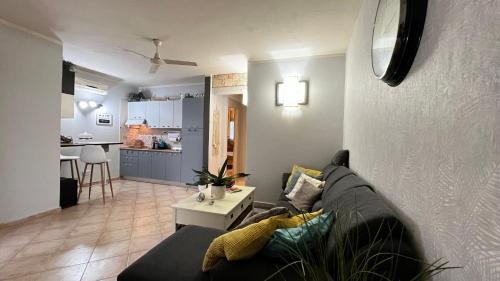 圣玛丽亚Tropical Morabeza Apartment Santa Maria的带沙发的客厅和厨房