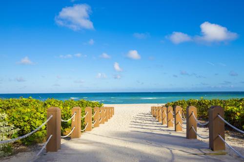 迈阿密海滩Luxurious Private Condo at 1 Hotel & Homes -1045的一条通往海滩的小路,以大海为背景