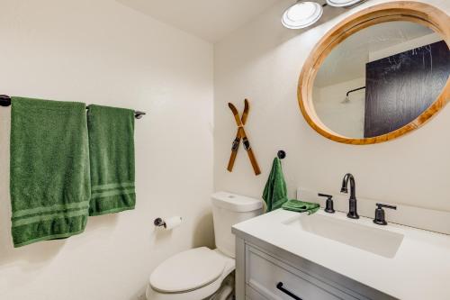 斜坡村Alder Grove的浴室设有白色水槽和镜子