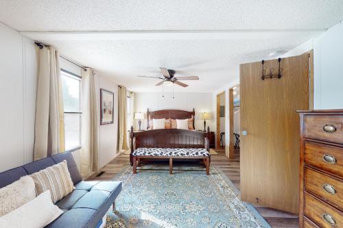 南福克Yatahey的客厅配有床和沙发